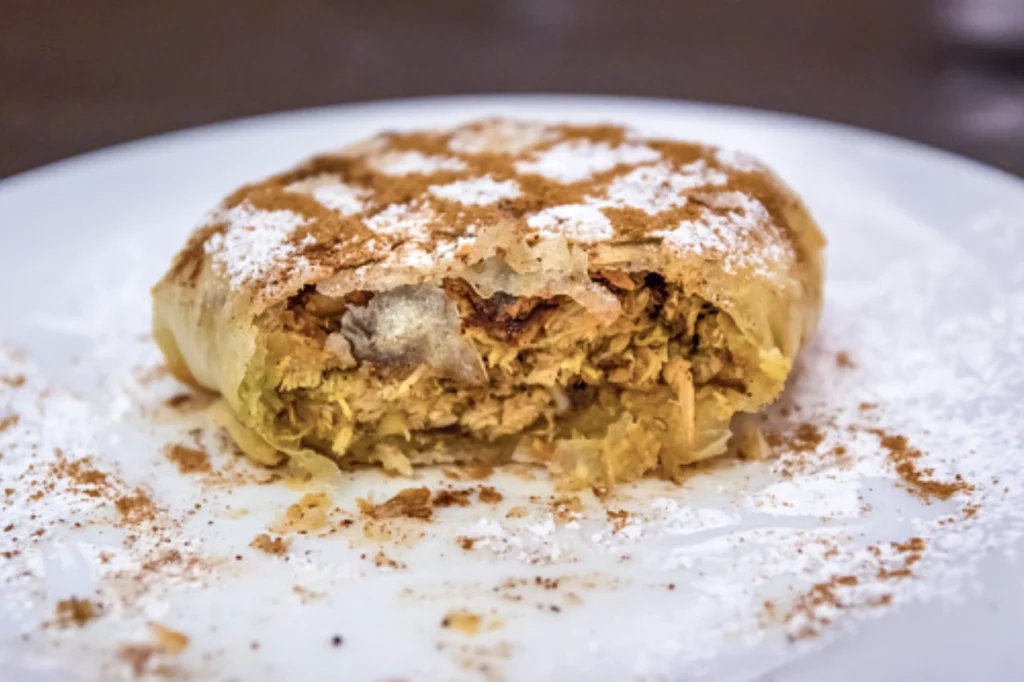 Almonds and chicken Pastilla Authentic Recipe In 4 steps 2 Capture decran 2021 10 17 a 20.05.24 www.moroccaneats.com